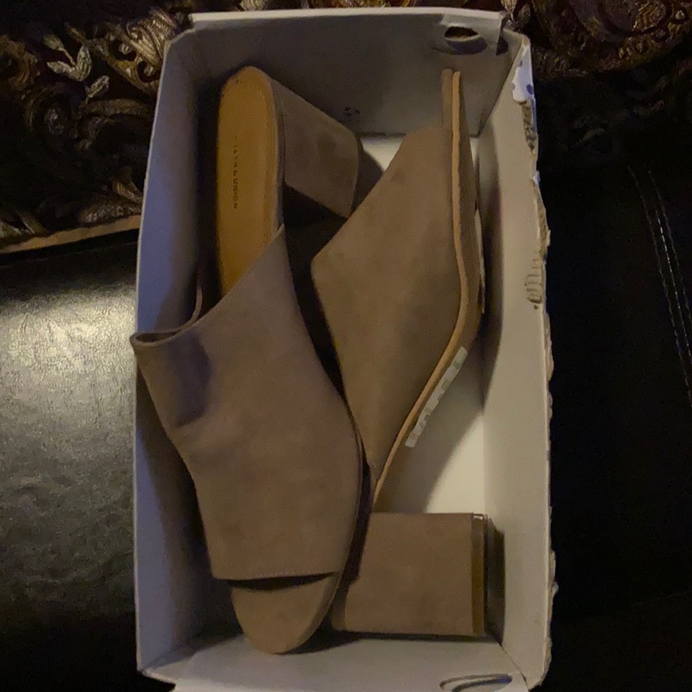 Toe out suede block heel